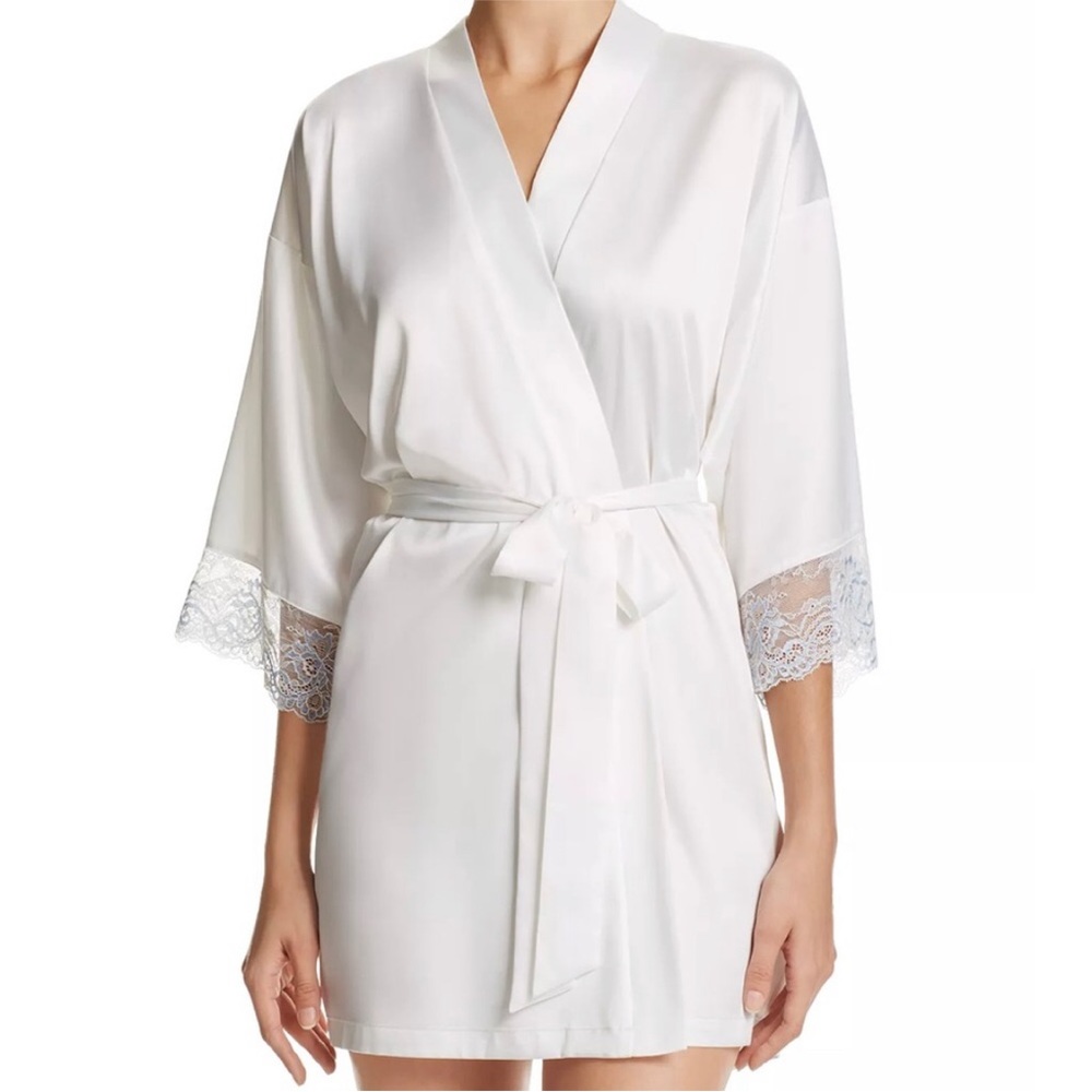 The Mrs. Robe - Picture 2 of 8